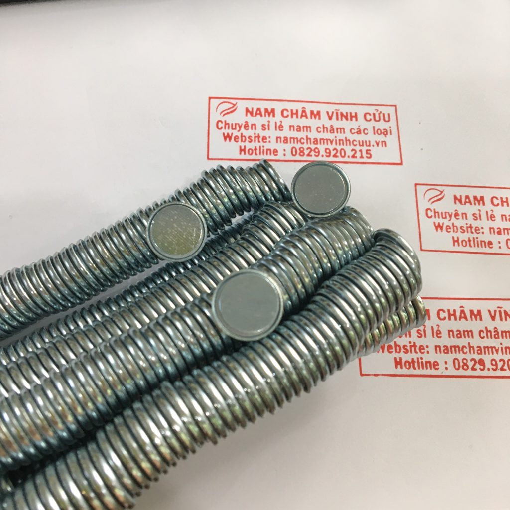 nam-cham-1-mat-gan-hop