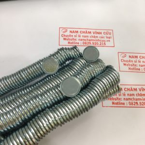 nam-cham-1-mat-gan-hop