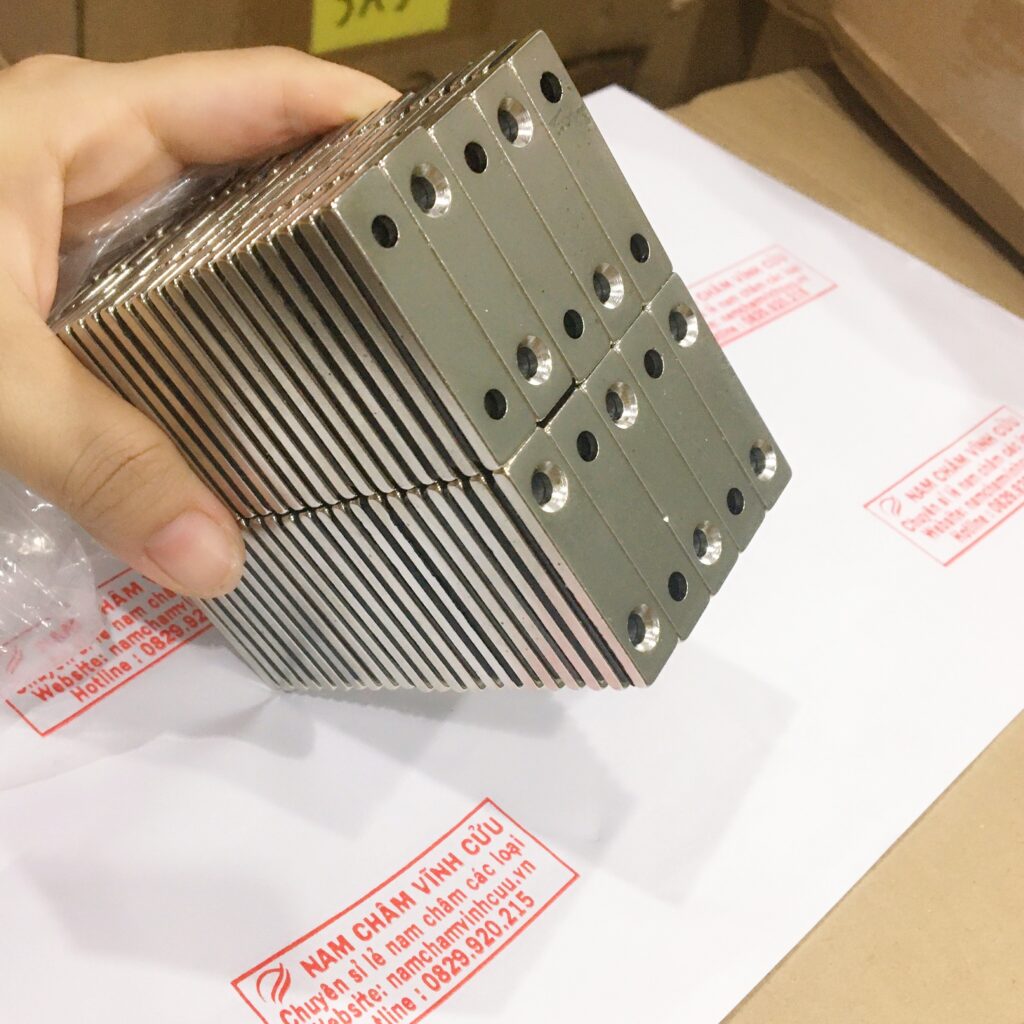 nam-cham-chu-nhat-vit-oc