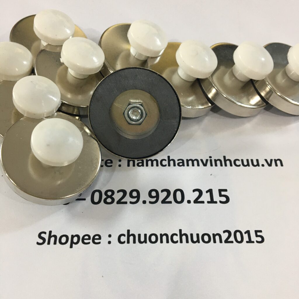 NAM-CHAM-DINH-BANG-TAY-CAM