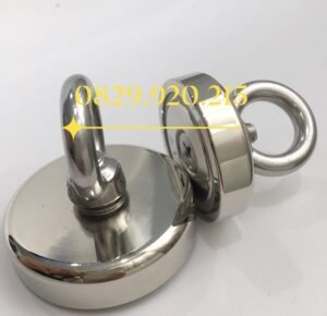 nam-cham-hut-vat-duoi-nuoc