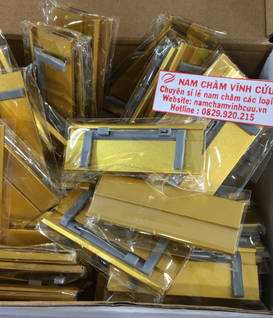 phoi-the-thay-ten-nhan-vien