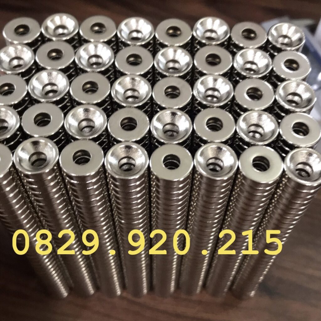 nam-cham-tron-lo-cau-ca