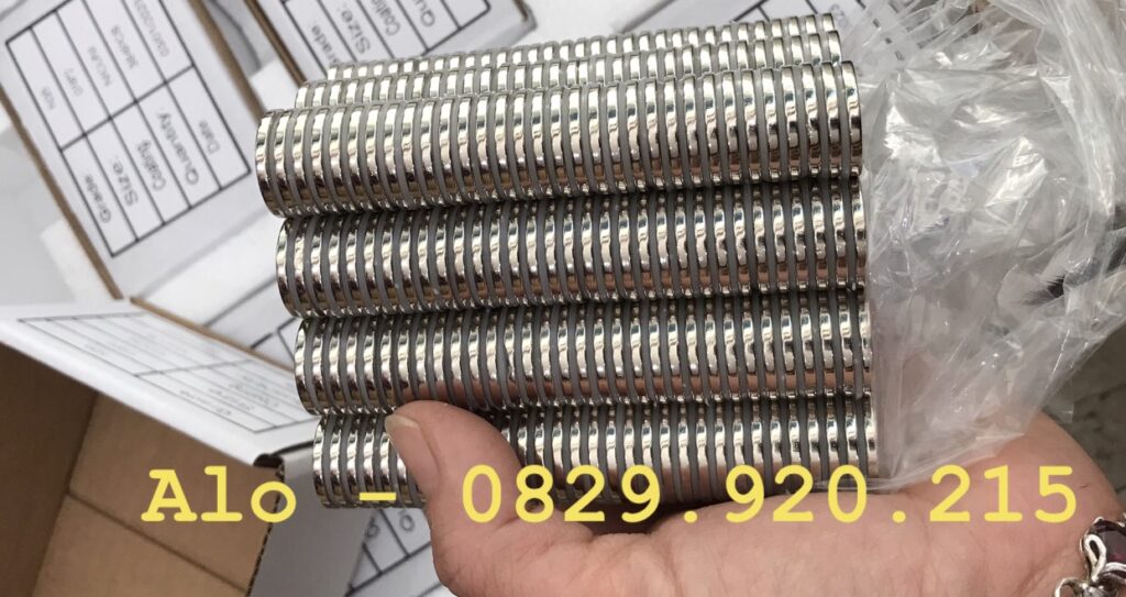 nam-cham-vien-tron-tron